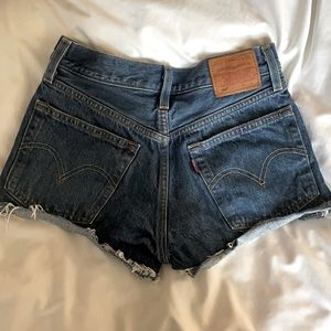 dark wash levi’s 501 shorts